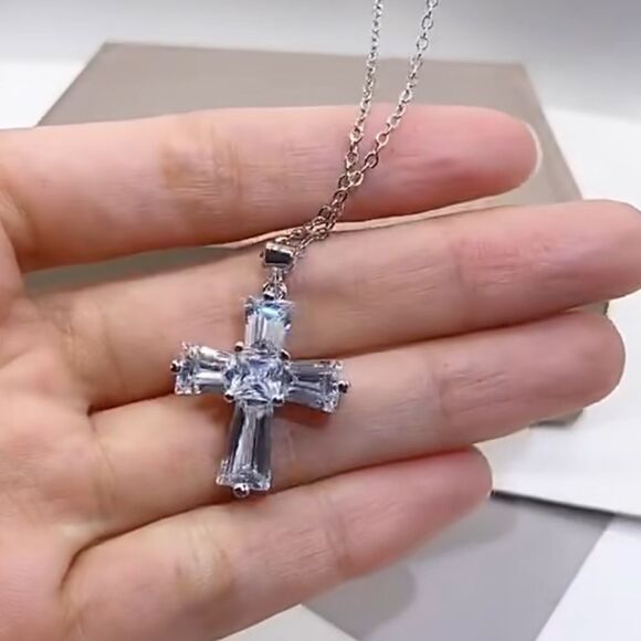 - 💖Gorgeous Sparkling Cz cross pendant on a 24” Silver Snake chain - Picture 16 of 16